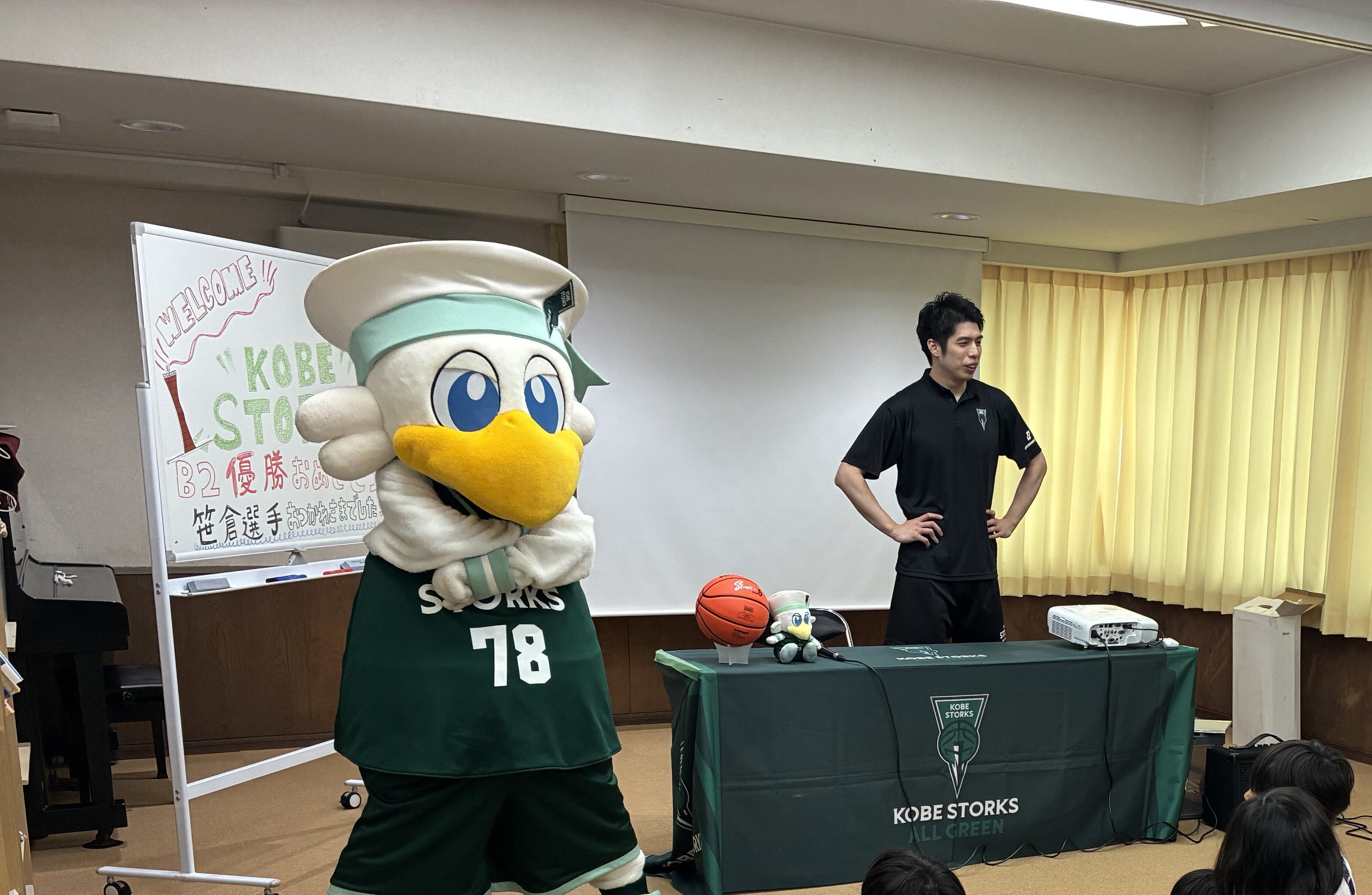 笹倉選手とストーキー登場、ゴール寄贈の様子